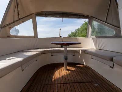 kuipinterieur met rond zitje en tafel