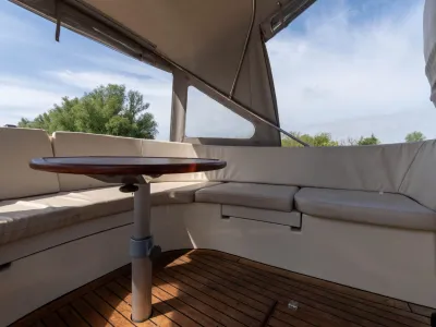 kuip met zitbanken en tafel