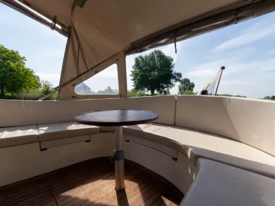 kuip met zitbank en tafel onder kuiptent