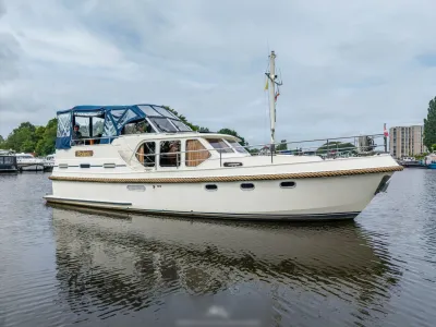 stalen achterkajuitkruiser in haven