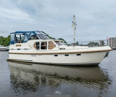 stalen achterkajuitkruiser in haven