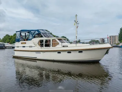 motorjacht afgemeerd in jachthaven
