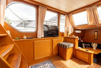 houten saloninterieur met ramen en tv