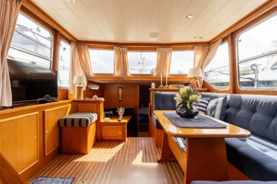 salon met teakinterieur en ramen