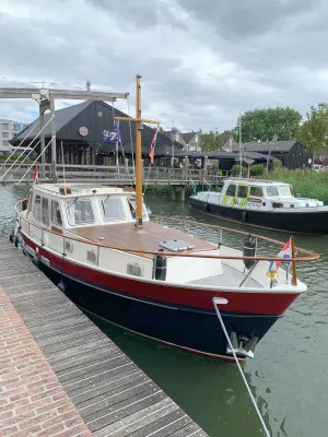 kotter aangemeerd aan een houten steiger