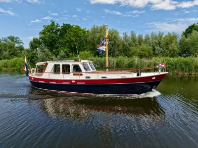 kotter op water met riet en bomen op achtergrond