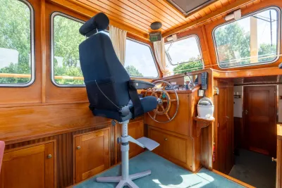 stuurhuis interieur met houten afwerking
