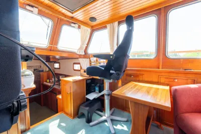 stuurhut interieur met stoel en ramen