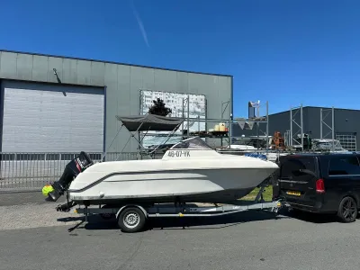 motorboot op trailer geparkeerd bij bedrijf