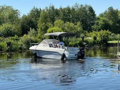 motorboot op kanaal met bomen op achtergrond