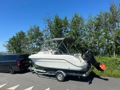 motorboot op trailer bij de weg