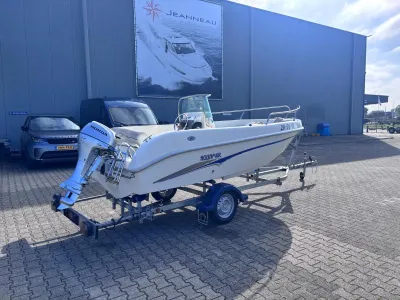 consoleboot op trailer op parkeerplaats