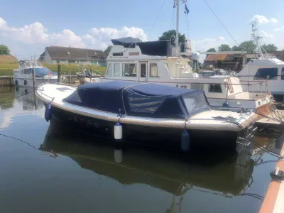 sloep afgemeerd in jachthaven