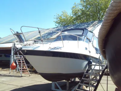 motorboot op de kant bij werf