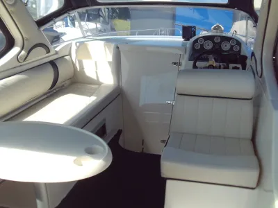 interieur van boot met stuur en zitplaatsen
