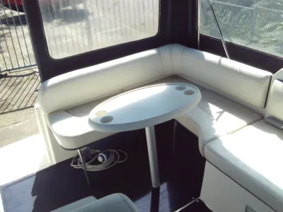 bootinterieur met zithoek en tafel