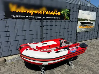 rode-witte rubberboot op stoep