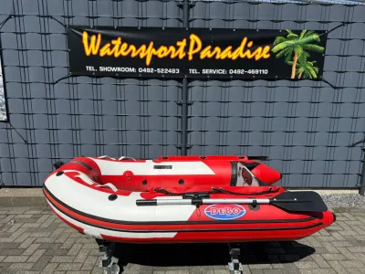 Rood-witte opblaasboot voor presentatie