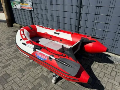 rode rubberboot op stenen ondergrond