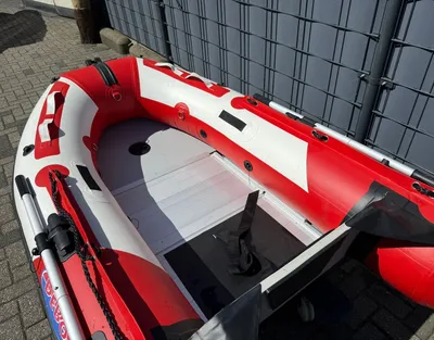 rode en witte rubberboot op parkeerplaats