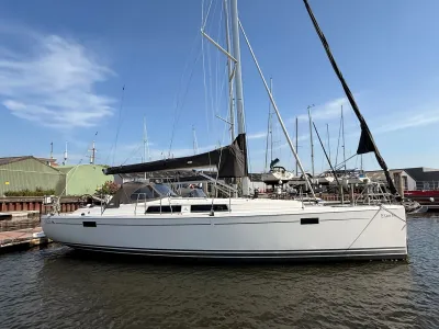 zeiljacht aangemeerd in jachthaven