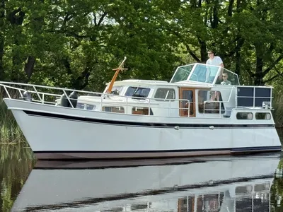witte motorcruiser op rustige rivier