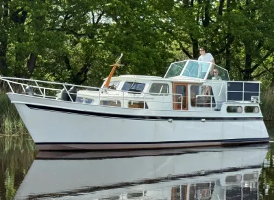 wit motorjacht op rustig water