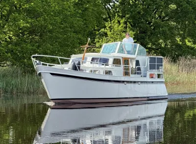 motorboot op rustig water bij groene oever