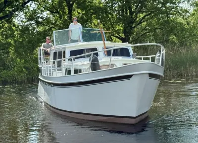boot vaart op rivier met bomen op achtergrond