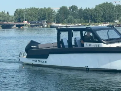 Boot op water bij kade