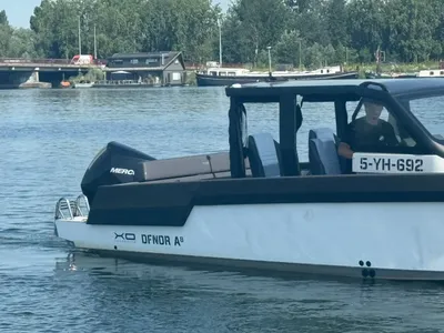 Boot op water bij kade