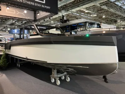 zijaanzicht van een motorboot op beursvloer