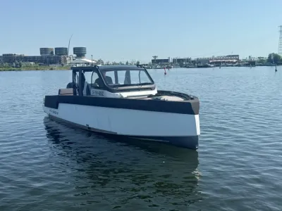 motorboot op kalm water bij haven