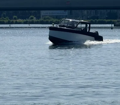 boot op water met brug op achtergrond