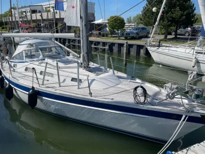 zeiljacht afgemeerd in jachthaven