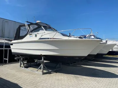motorboot op droge ligplaats