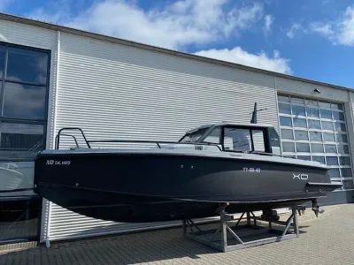 motorboot op bok bij bedrijfsgebouw