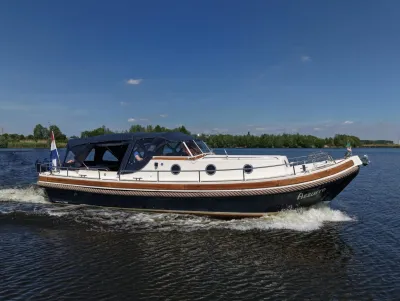 motorjacht met overkapping varend op water