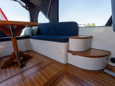 zitbank en tafel in kajuit van boot