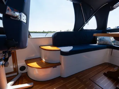 bootinterieur met zithoek en teakvloer