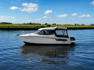 kabineboot op het water