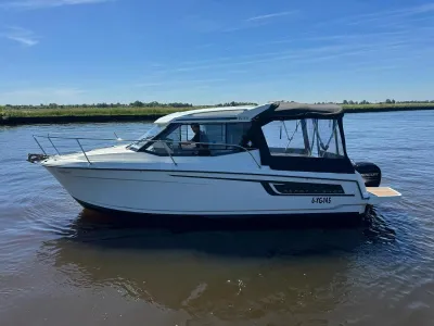 kajuitboot op kalm water