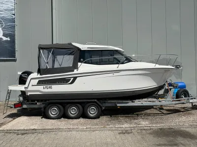 kajuitboot op trailer bij loods