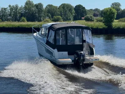 kabineboot op rivier met gesloten kuipkap