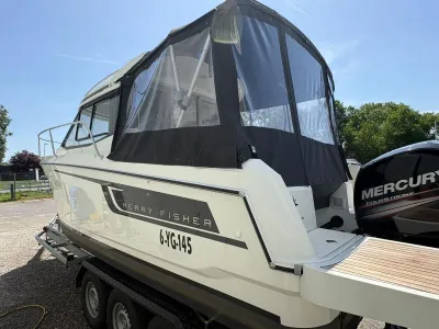 kajuitboot op trailer met buitenboordmotor
