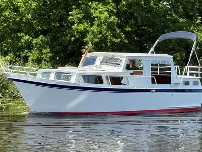 wit motorjacht op stil water