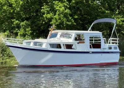 wit motorjacht op stil water