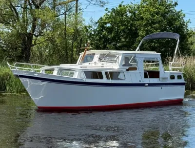 witte motorboot op rustig water