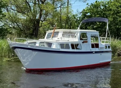 wit motorjacht op rustige rivier