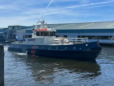schip met stuurhut afgemeerd in haven